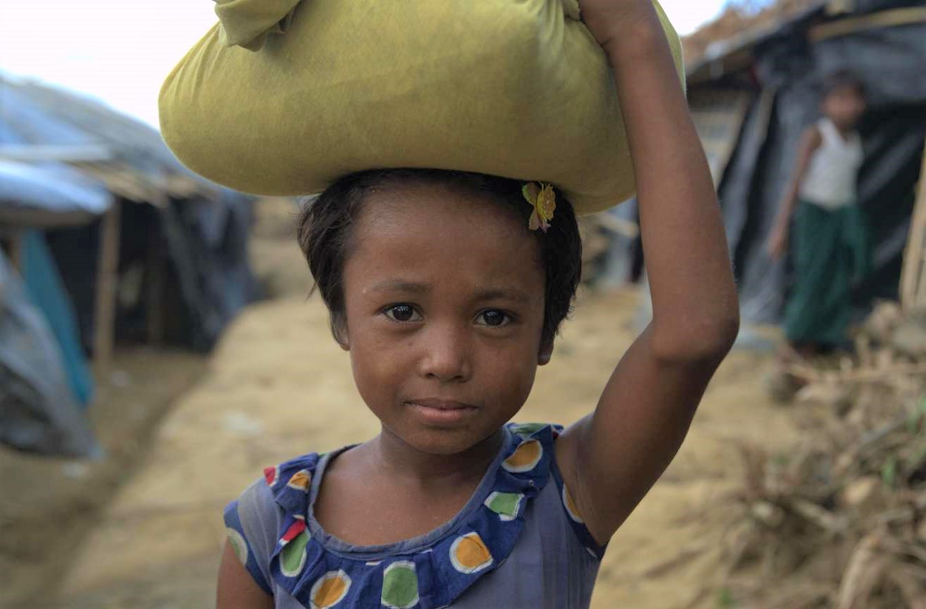 Pige bærer tung sæk