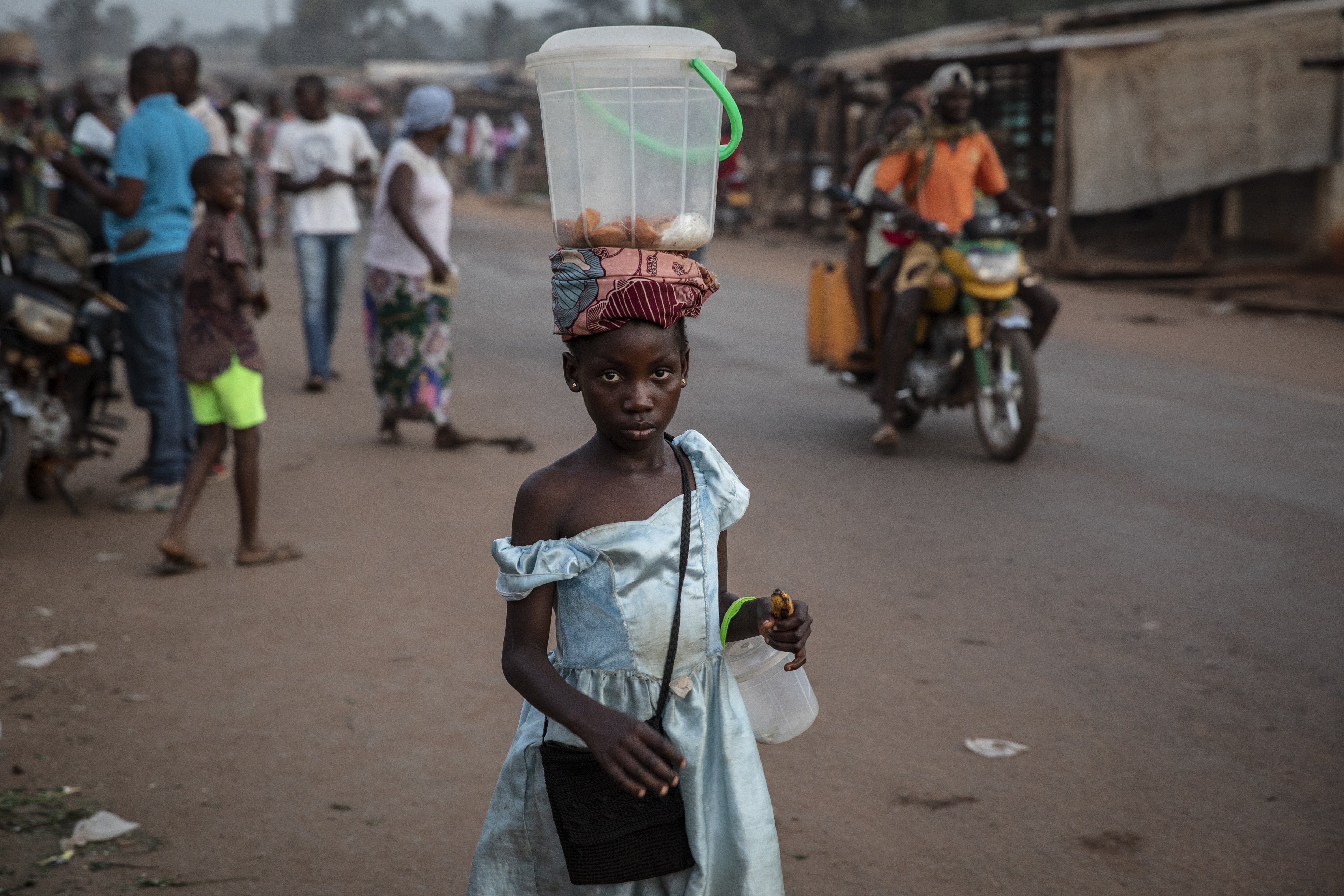 Pige med spand på hovedet