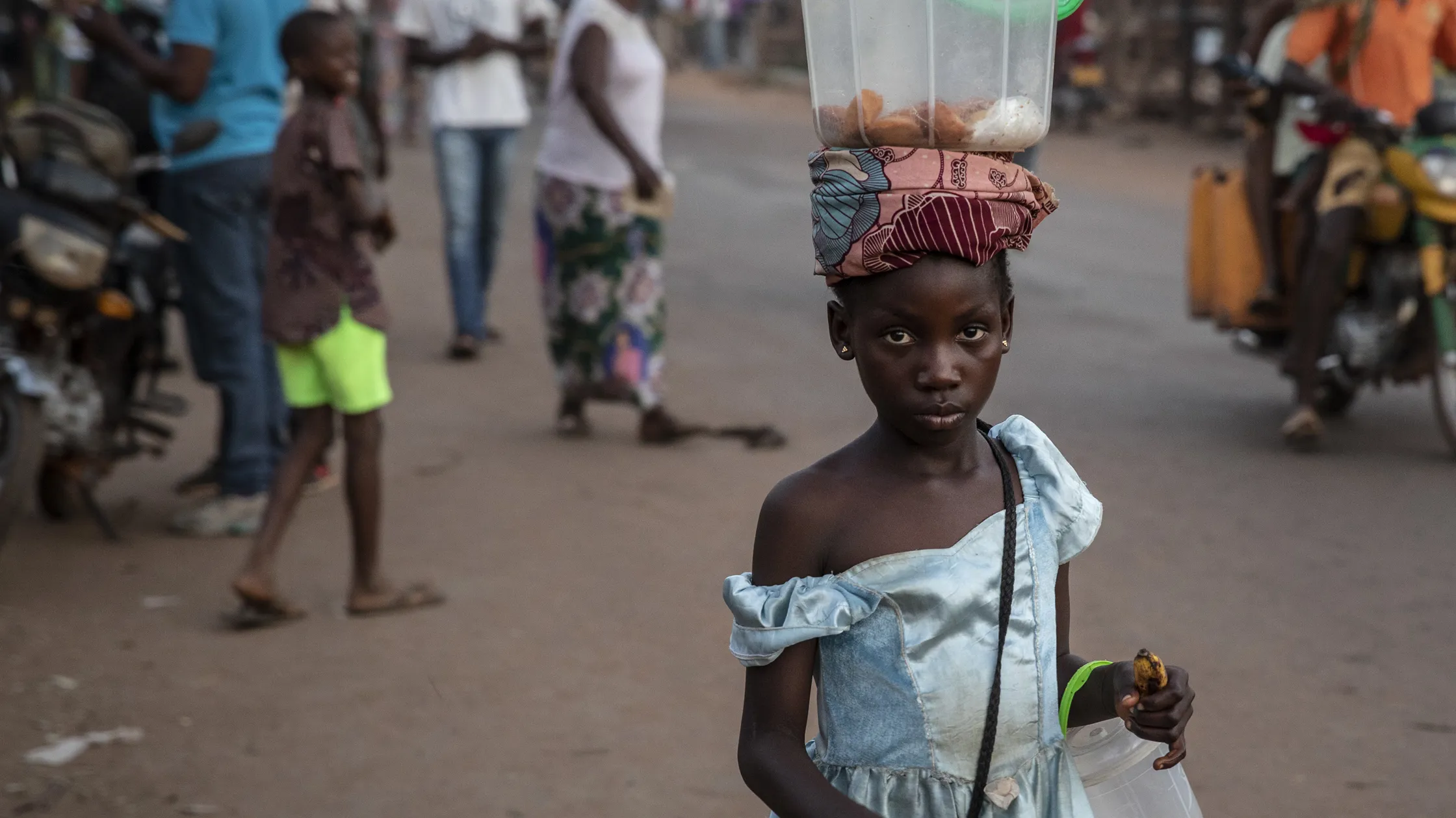 Pige med spand på hovedet