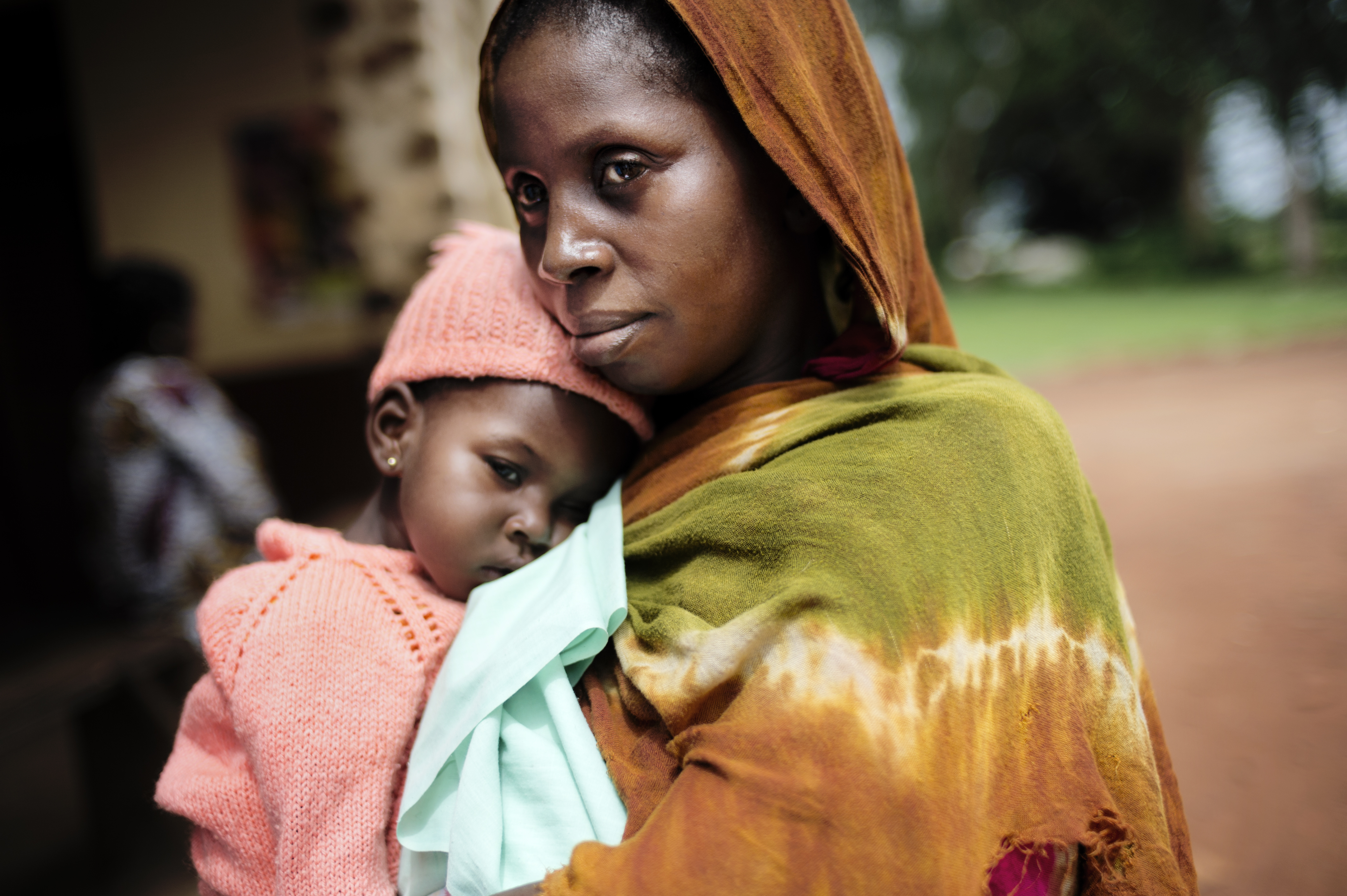 Mor med barn på armen