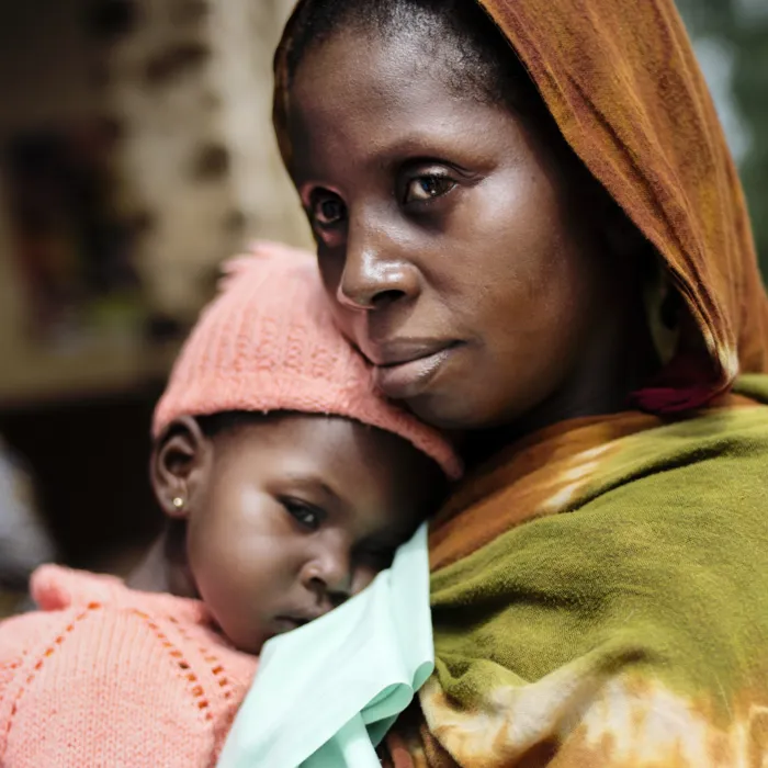 Mor med barn på armen